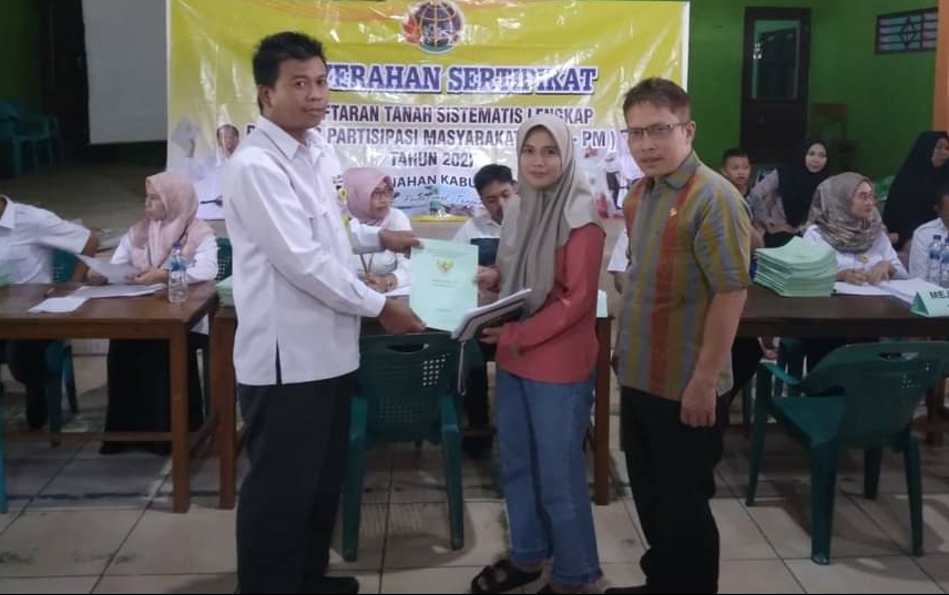 Hore !!! Sertifikat Program PTSL Desa Sekuro Diserahkan