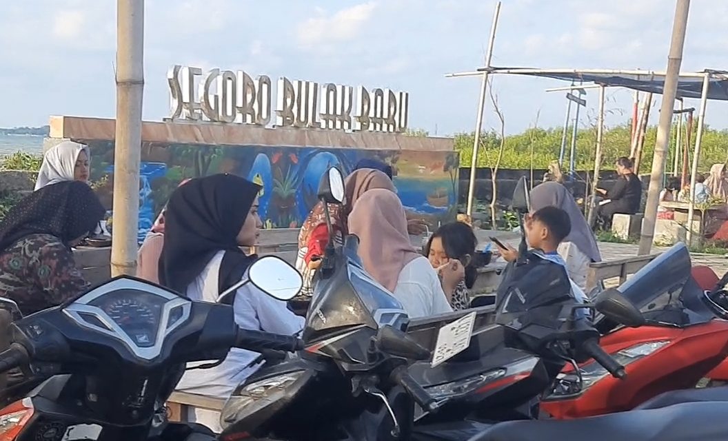 Pantai Bulak Baru Jepara Kini Ramai Di Sore Hari, Ada Pecel dan Bubur Yang Enak !!!