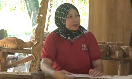 Nur Hamidah Wanita Pengukir Tangguh Dari Desa Petekeyan Jepara