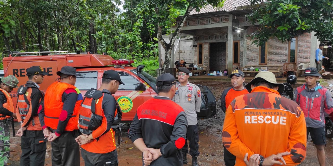 Warga Kecapi Hanyut Di Sungai ,Pencarian dilanjutkan Hari ini