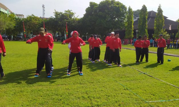Tim Bupati Terjatuh Saat Pertandingan Eksebisi Terompah Panjang
