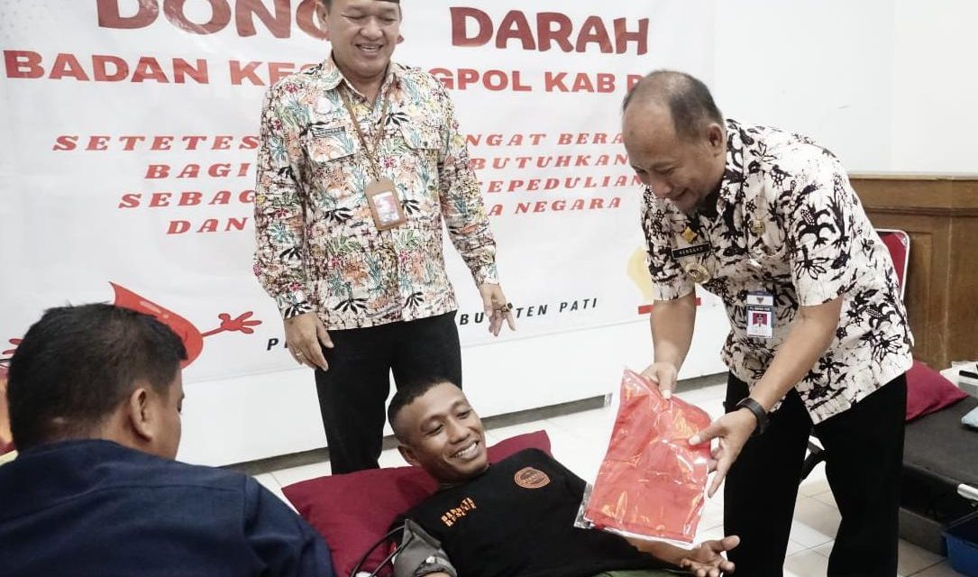 Peringati Harkitnas, Kesbangpol Bagikan Bendera Merah Putih Untuk Peserta Donor Darah