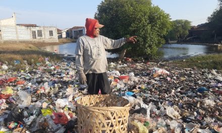 Pak Fandholi 30 Tahun Jadi Pemulung , Sedikit Banyak Dijalani Berangkat Pagi Pulang Siang