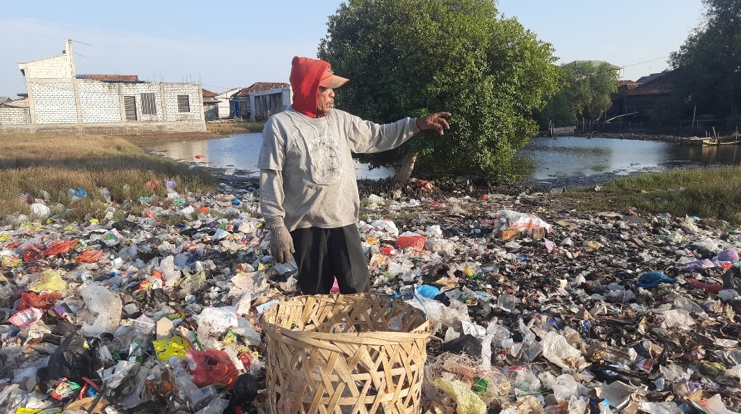 Pak Fandholi 30 Tahun Jadi Pemulung , Sedikit Banyak Dijalani Berangkat Pagi Pulang Siang