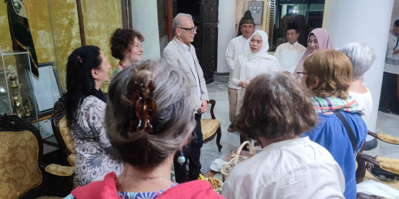 Turis Asing Tertarik Mengikuti Iringan Tumpeng Songo