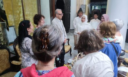 Turis Asing Tertarik Mengikuti Iringan Tumpeng Songo