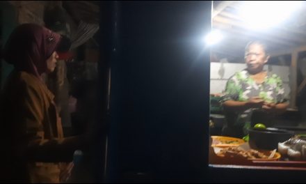 Warung ini Bukanya Jam Tiga Malam , Pembelinya Tukang Ojek dan Pedagang Ikan