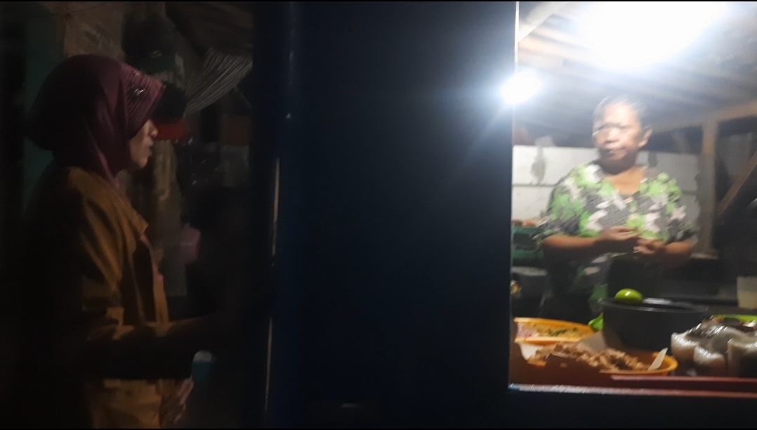 Warung ini Bukanya Jam Tiga Malam , Pembelinya Tukang Ojek dan Pedagang Ikan