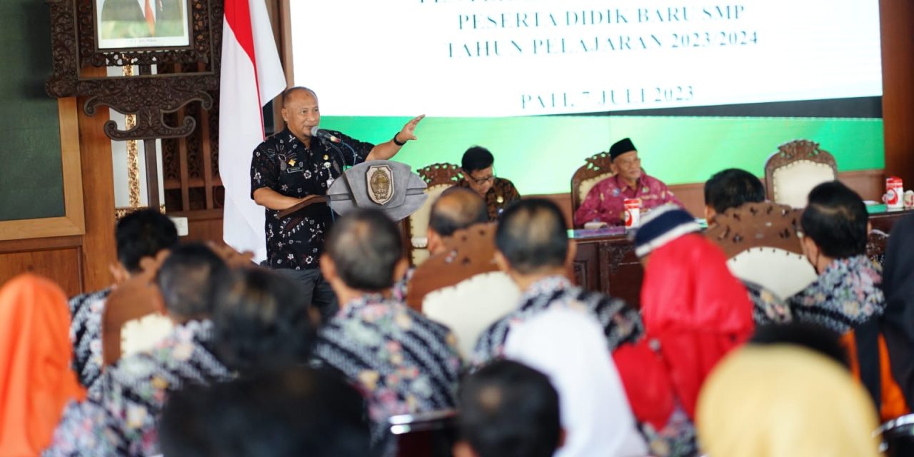 Siswa Baru SMP Terima Bantuan Bahan Seragam dari Baznas Pati