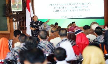 Siswa Baru SMP Terima Bantuan Bahan Seragam dari Baznas Pati