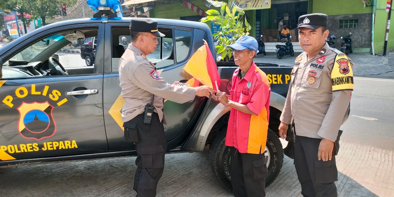 Peluit dan Bendera Ucapan Terima Kasih Kapolsek Pecangaan