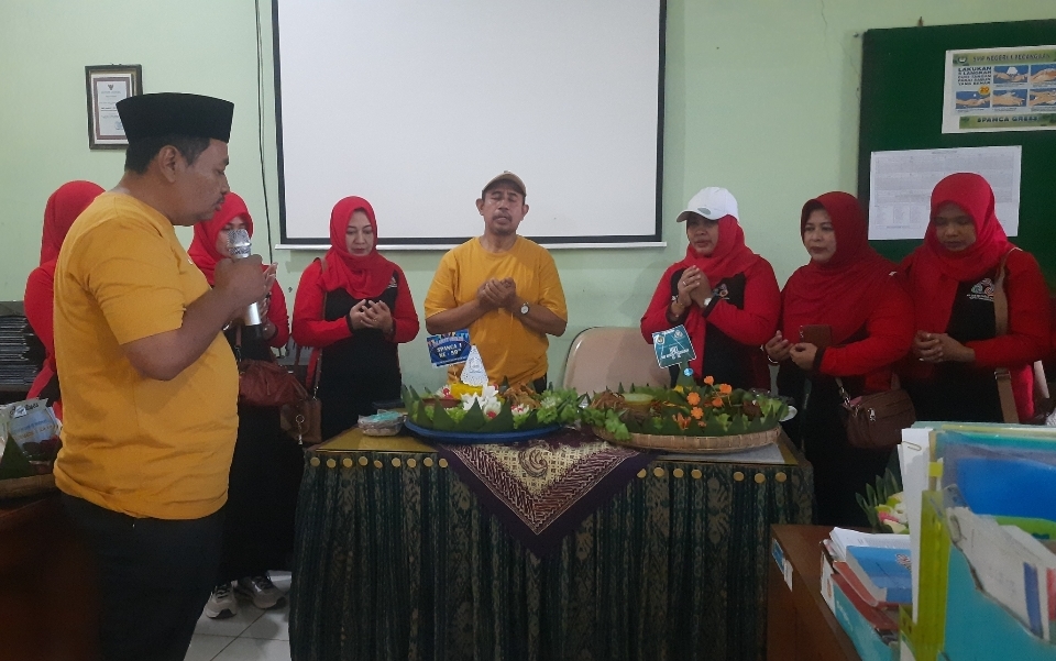 HUT SMPN 1 Pecangaan ke 59 Potong Tumpeng dan Gelar Jalan Sehat Berhadiah Untuk Siswa