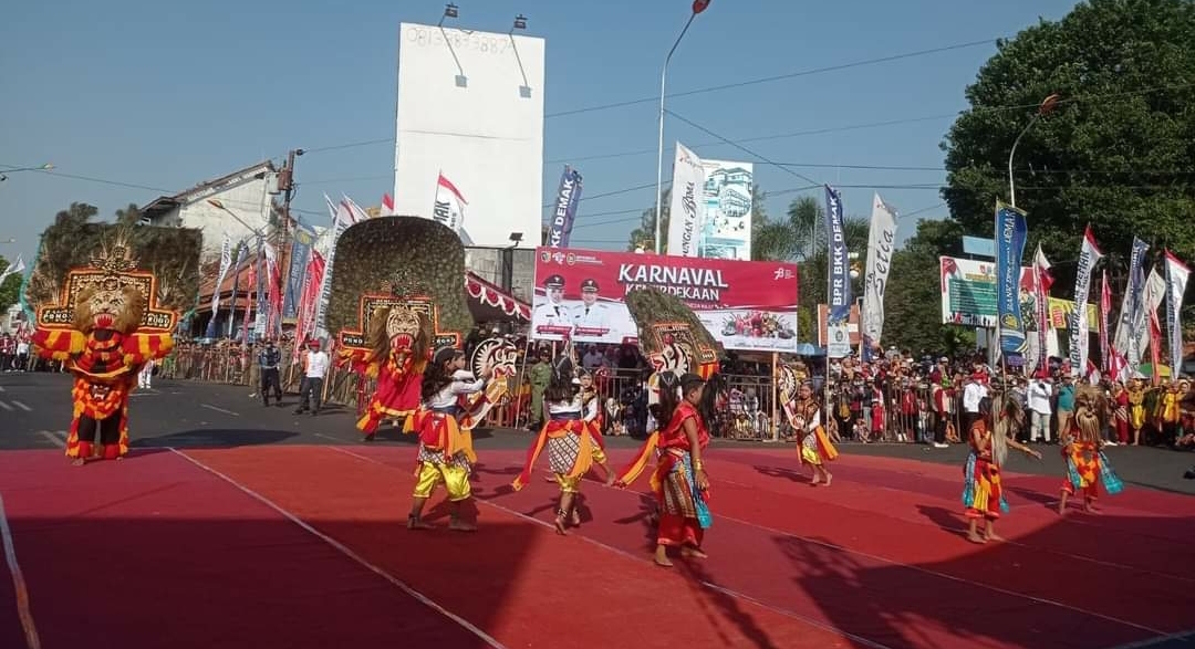 Karnaval HUT RI  ke 78 Di Demak  Ribuan Warga Saksikan Keseruannya