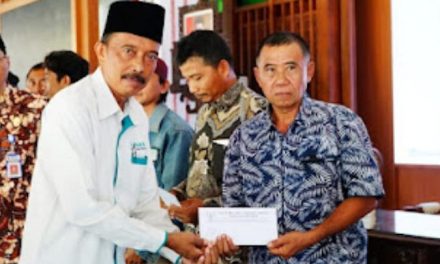 Baznas Pati  Bantu Siswa SD Kurang Mampu, Penjaga Sekolah dan Pemilik Bengkel