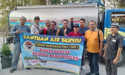 Forum Wartawan Pati Bagikan Air Bersih Ke Desa Terdampak Kekeringan