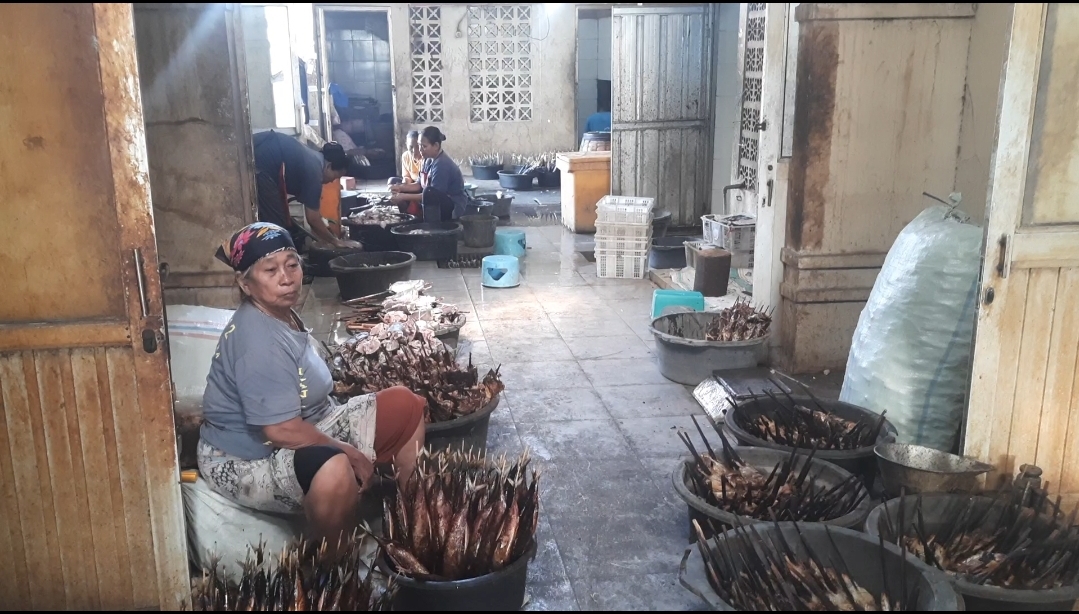 Pengasapan Ikan di Desa Wonosari Demak , Proses Produksi Pagi Hingga Malam Hari