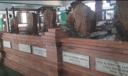 Berziarah ke Makam Mbah Ma’soem , Tokoh Ulama Lasem Dengan Ribuan Santri