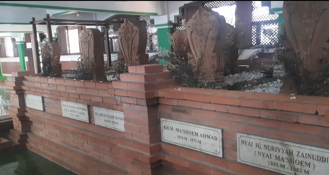 Berziarah ke Makam Mbah Ma’soem , Tokoh Ulama Lasem Dengan Ribuan Santri