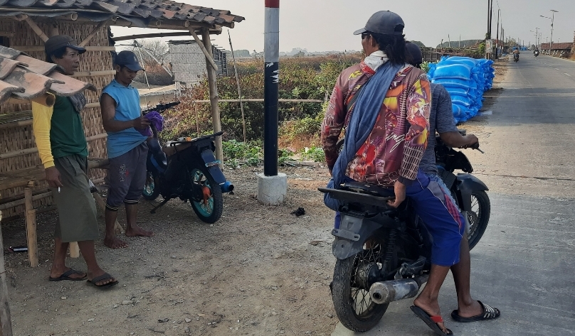 Warga Ruwit Wedung Demak , Kerja Angkut Garam Di Jepara