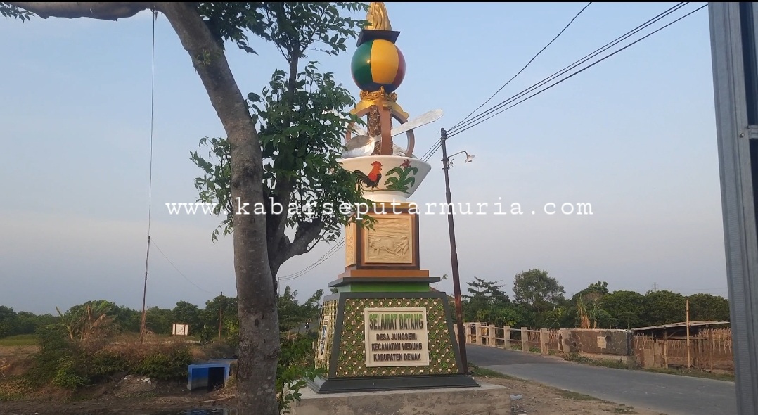 Unik !!!! Ada Mangkok Jago Raksasa di Tugu Batas Desa Jungsemi Demak