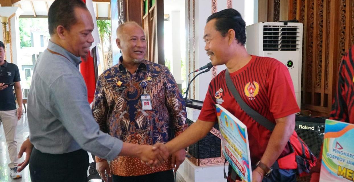 Pj Bupati Pati serahkan Reward Kepada Atlet dan Pelatih