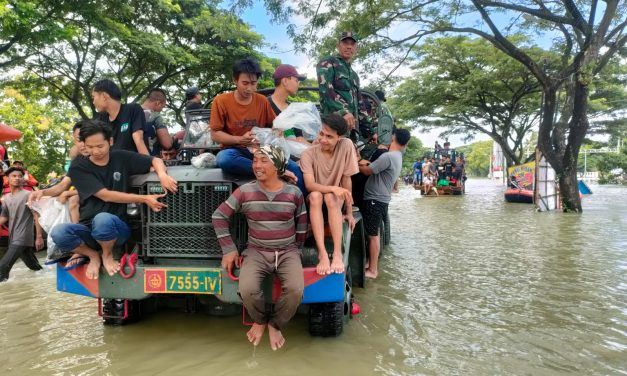 Evakuasi Korban Banjir Demak, TNI Gunakan Truk Besar