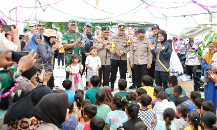 Pangdam IV/Diponegoro Dan Kapolda Jateng Berikan Bantuan Korban Banjir Demak