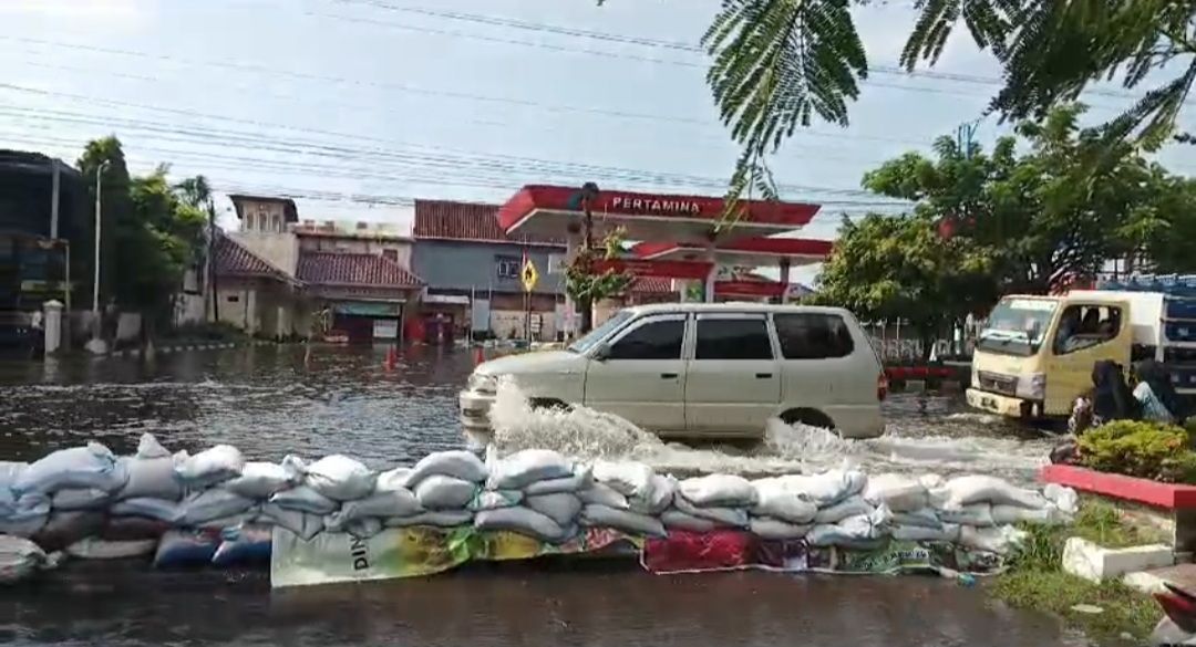 Demak Kota Masih Tergenang Air Banjir , Warga Genggongan Mengungsi ke Wisma Halim