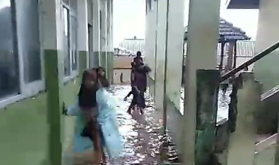 Hujan Deras !!! Ruangan Kelas SD Kedungmutih Demak Kebanjiran