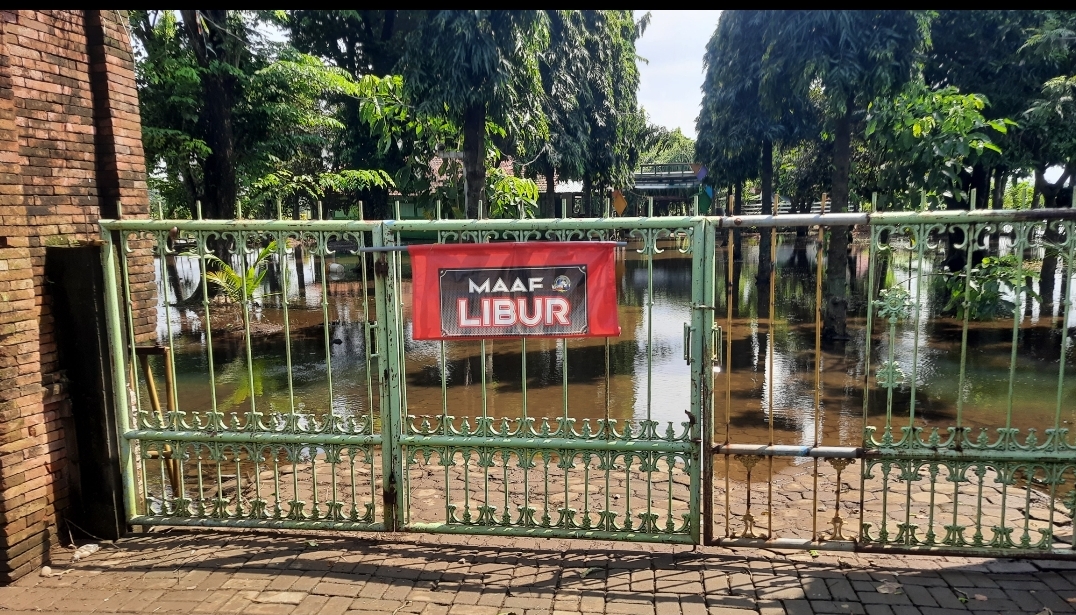 Banjir Rumah  Makan Kalinyamatan Jepara Libur Sementara