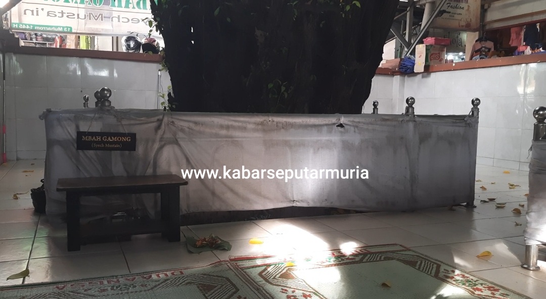 Ziarah Ke Makam Mbah “Gamong” Di Halaman Pasar Kliwon Kudus