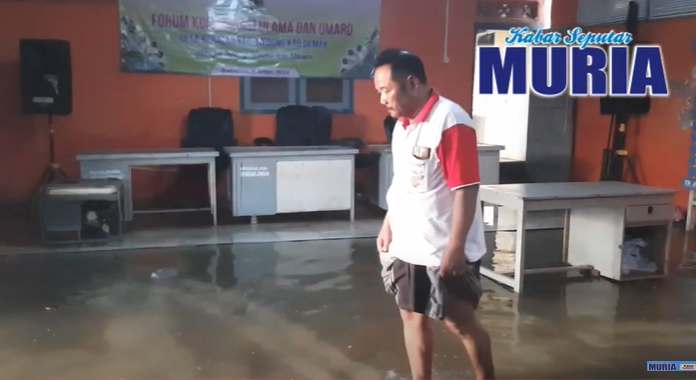 Rob Tinggi Pantura !!!!  , Aula Kantor Desa Babalan Demak Tergenang Air