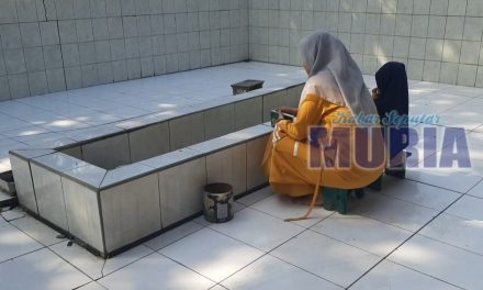 MAKAM  MBAH SIRAH SOMASARI DI PANTAI SIRAHAN  DESA SEMAT