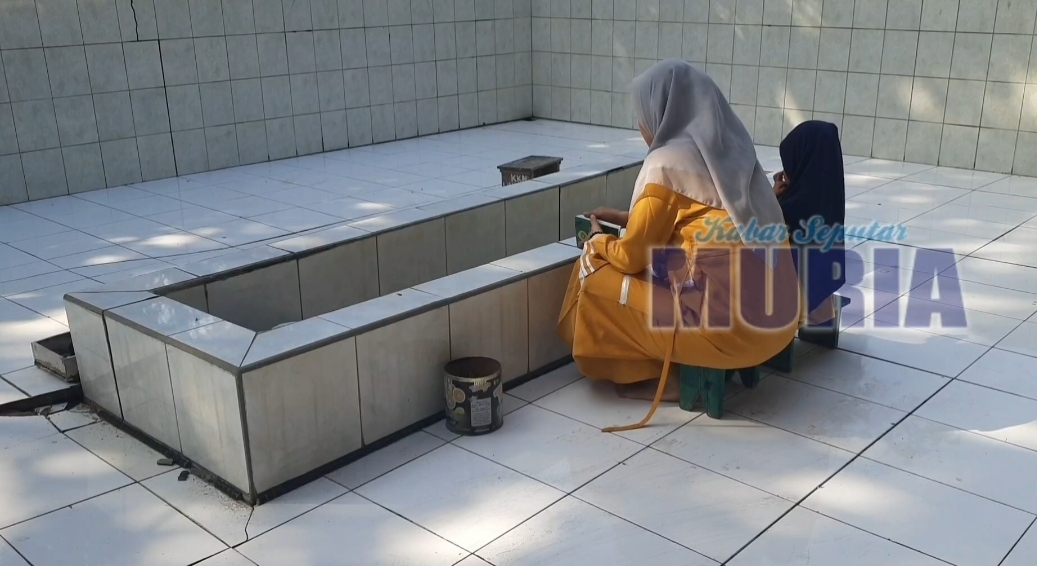 MAKAM  MBAH SIRAH SOMASARI DI PANTAI SIRAHAN  DESA SEMAT