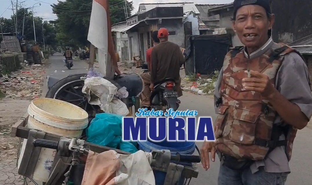 Tumirin Penjual Tahu Bawa Kereta Dorong,  Tak Lupa Pasang Bendera Merah Putih