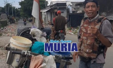 Tumirin Penjual Tahu Bawa Kereta Dorong,  Tak Lupa Pasang Bendera Merah Putih