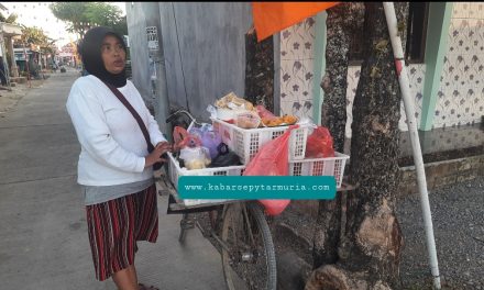 Naik Sepeda Tua !!! Munasiyah 10 Tahun Jualan Keliling , Bantu Suami Nafkahi Keluarga