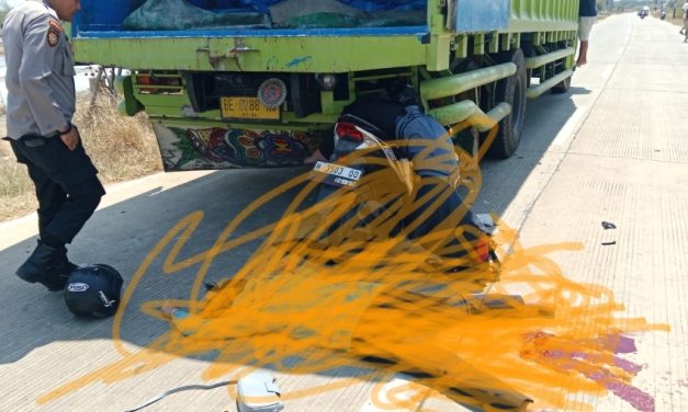 Vario Tabrak Truk Garam , 3 orang Meninggal Dunia