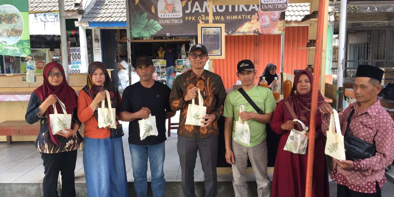 PPK Ormawa Himatika Resmikan Kafe Jamutika di Rest Area Pasar Bandongan Magelang