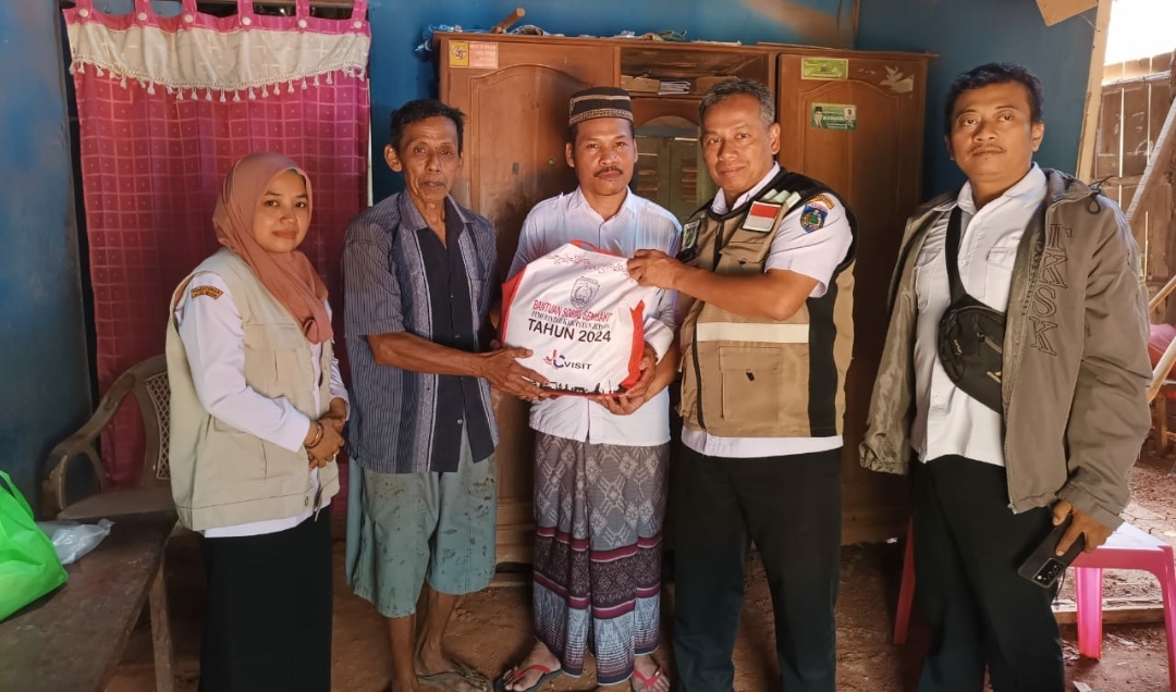 Dinsospermades  Jepara Tinjau  Rumah Sarmidi Warga Dongos Jepara Yang  Tak Layak Huni