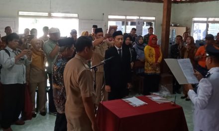 Kades Pekalongan,Winong, Pati, Lantik Dua Perangkat Hasil seleksi Perades 2024