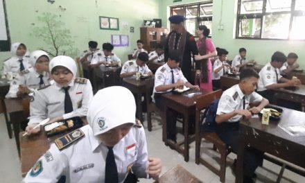 Sat Brimob Polda Jateng Gelar Makan Siang Sehat   Bergizi di SMPN 1 Pecangaan Jepara