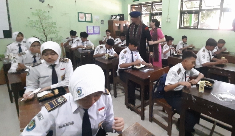 Sat Brimob Polda Jateng Gelar Makan Siang Sehat   Bergizi di SMPN 1 Pecangaan Jepara