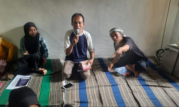 Belajar Baca dan Tulis Puisi Bersama Ali Emje Di Perpustakaan RA Kartini