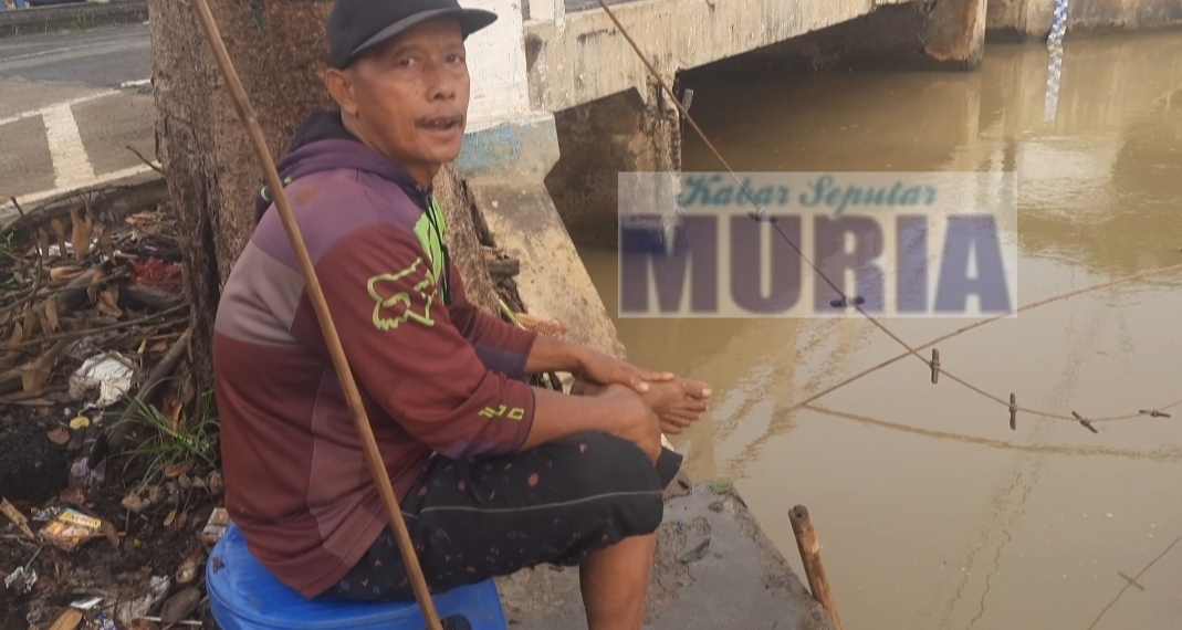 Pak Dul Wahab Menangkap Ikan Menggunakan Branjang Anco Di Kali Bunder Semat Jepara