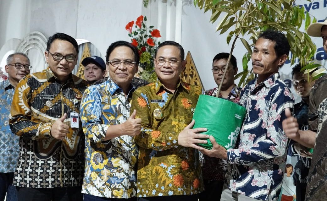 Sudewo Gandeng BUMN Sumbangkan Ribuan Bibit Durian Premium ke Kelompok Tani Kecamatan Gunungwungkal