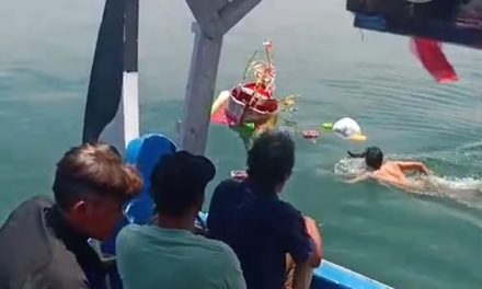 Desa Bungo Wedung Lestarikan Tradisi Larungan di Hari Raya Kupatan