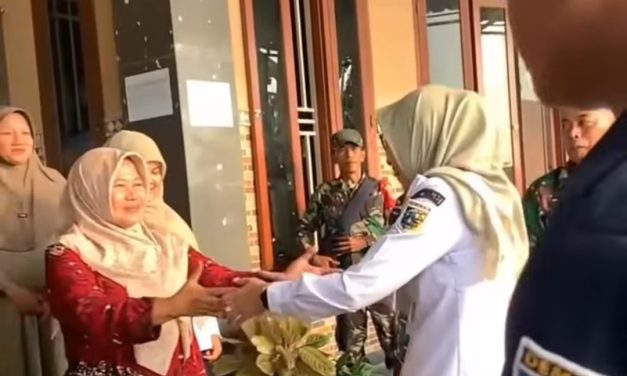 Bupati Eisti’anah Tinjau Banjir Bonang Wargapun Senang