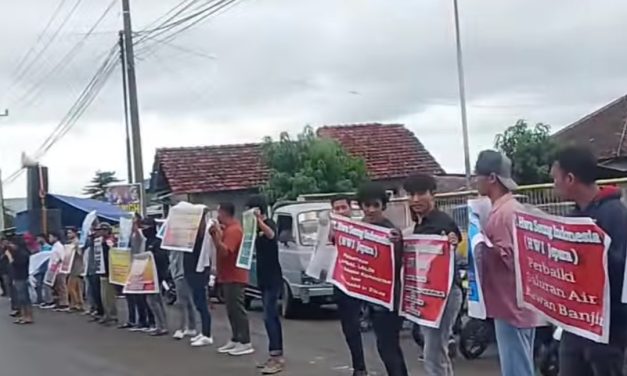 Demo Warga di PT HWI Jepara , Warga Tuntut  Rekrut Warga Dua Desa Ring HWI 1 Jepara