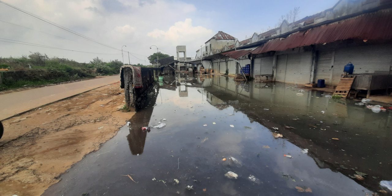 Rob Tinggi Genangi Jalan Perkampungan Di desa Kedungmutih Demak